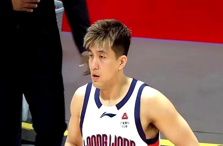 别再说郭艾伦不行了！他拖着一条伤腿，第四节一个人就把青岛队给拆了，这球你看懂了吗