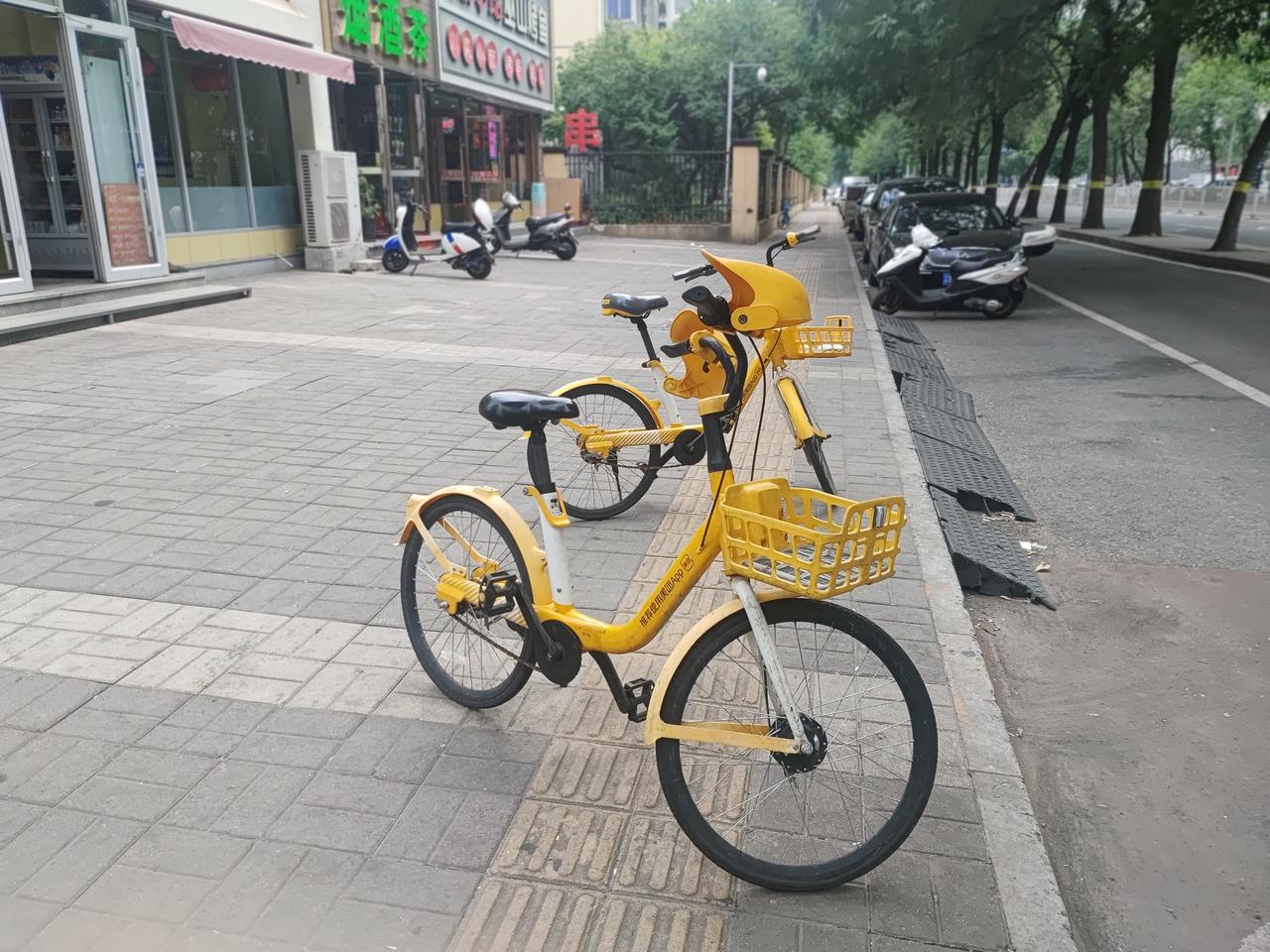 共享单车没有人清洁
为什么总是干干净净的

什么原因？

街头共享单车
