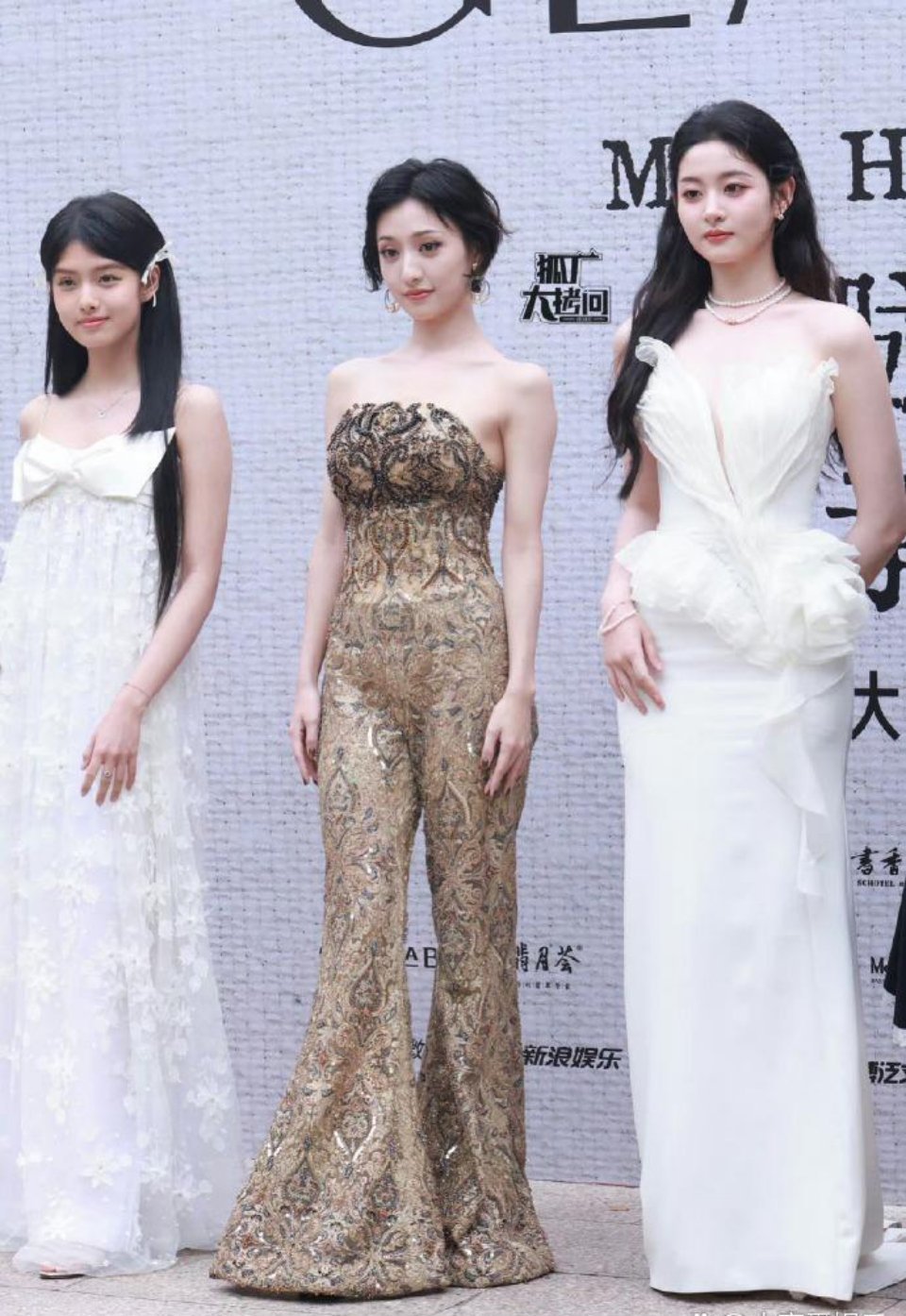 胡连馨这造型看不懂了，大家都是00🌸 就不能穿点跟年龄符合的吗？ 这一排看过去