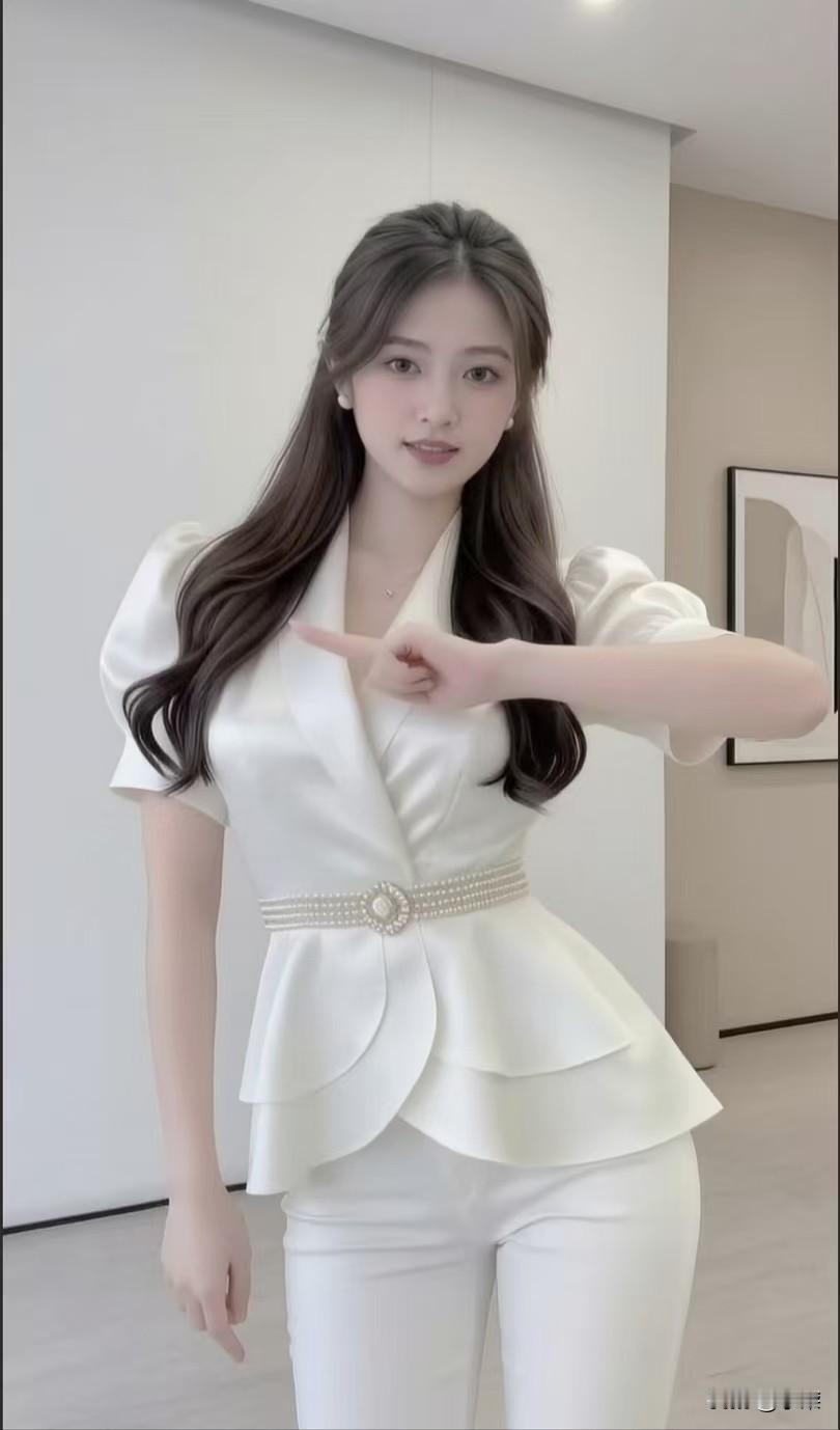 素白裁云，收一腰珠光
翻领裁光，裹一身清朗
 
泡泡袖藏起锋芒
收腰处，自见端庄