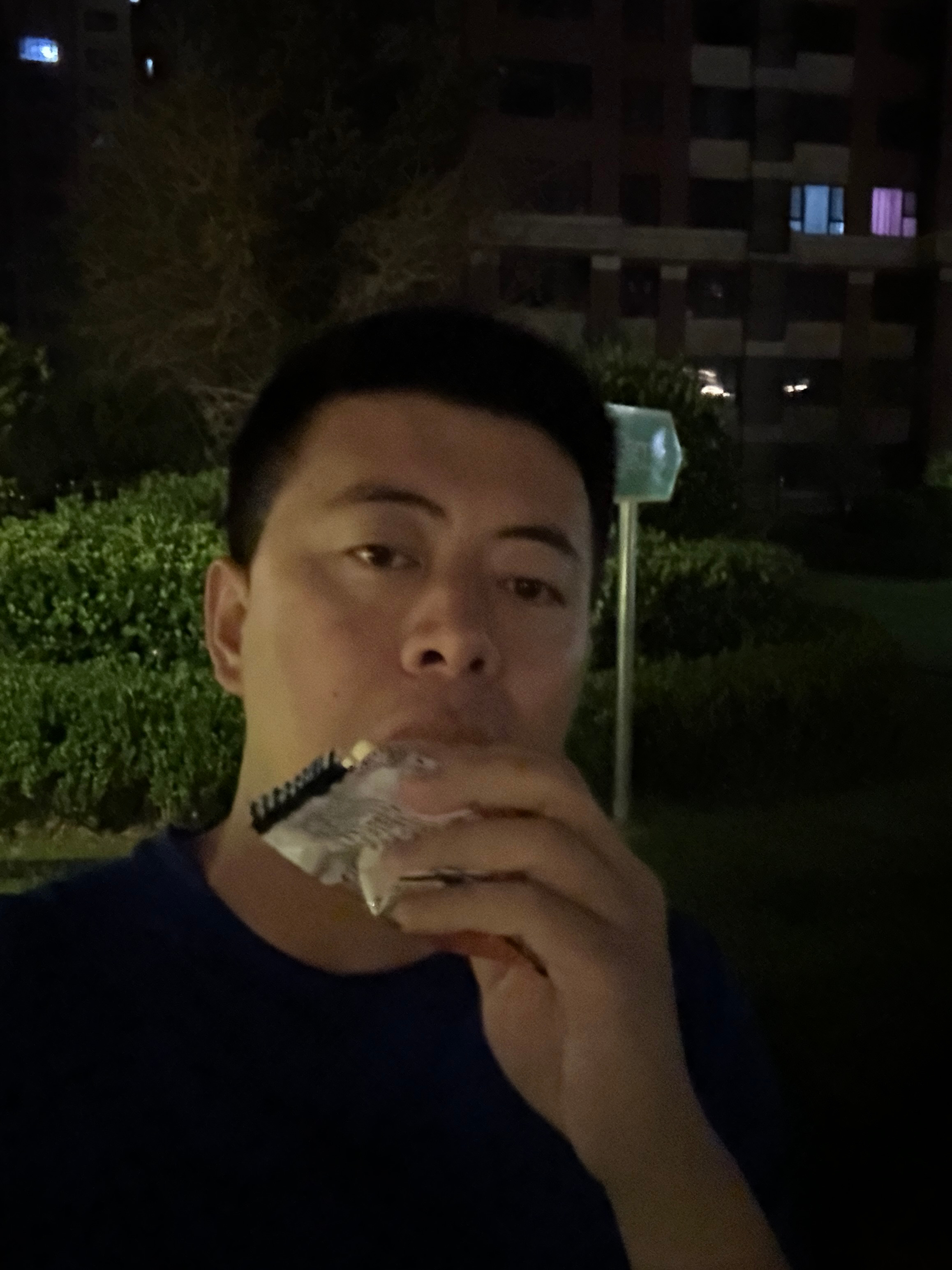 又要去川藏线干10天活，成都到拉萨，准备玩点儿野的先吃根雪糕压压惊吧！！我的日常