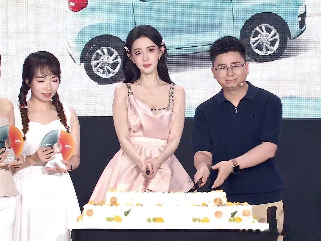 孟子义最近直播状态很好，在一众小花里辨识度也是算很高的了 