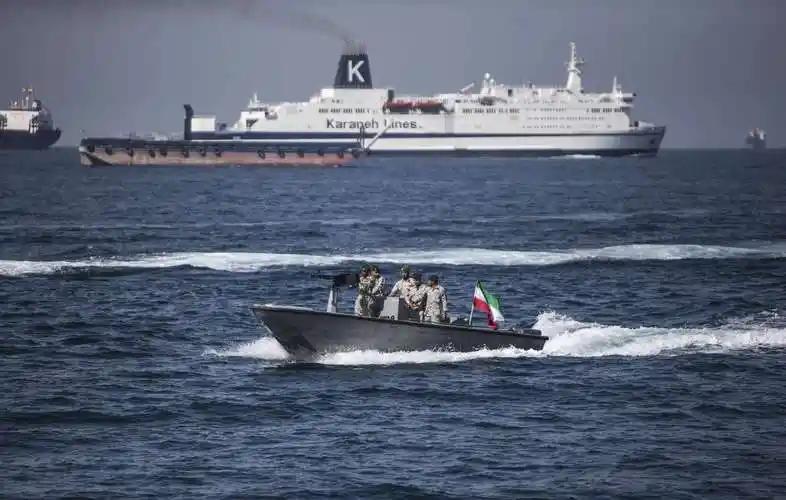 美伊博弈进入新阶段，美国在依靠军事打击无法打破僵局的情况下，索性改变对抗思路，放