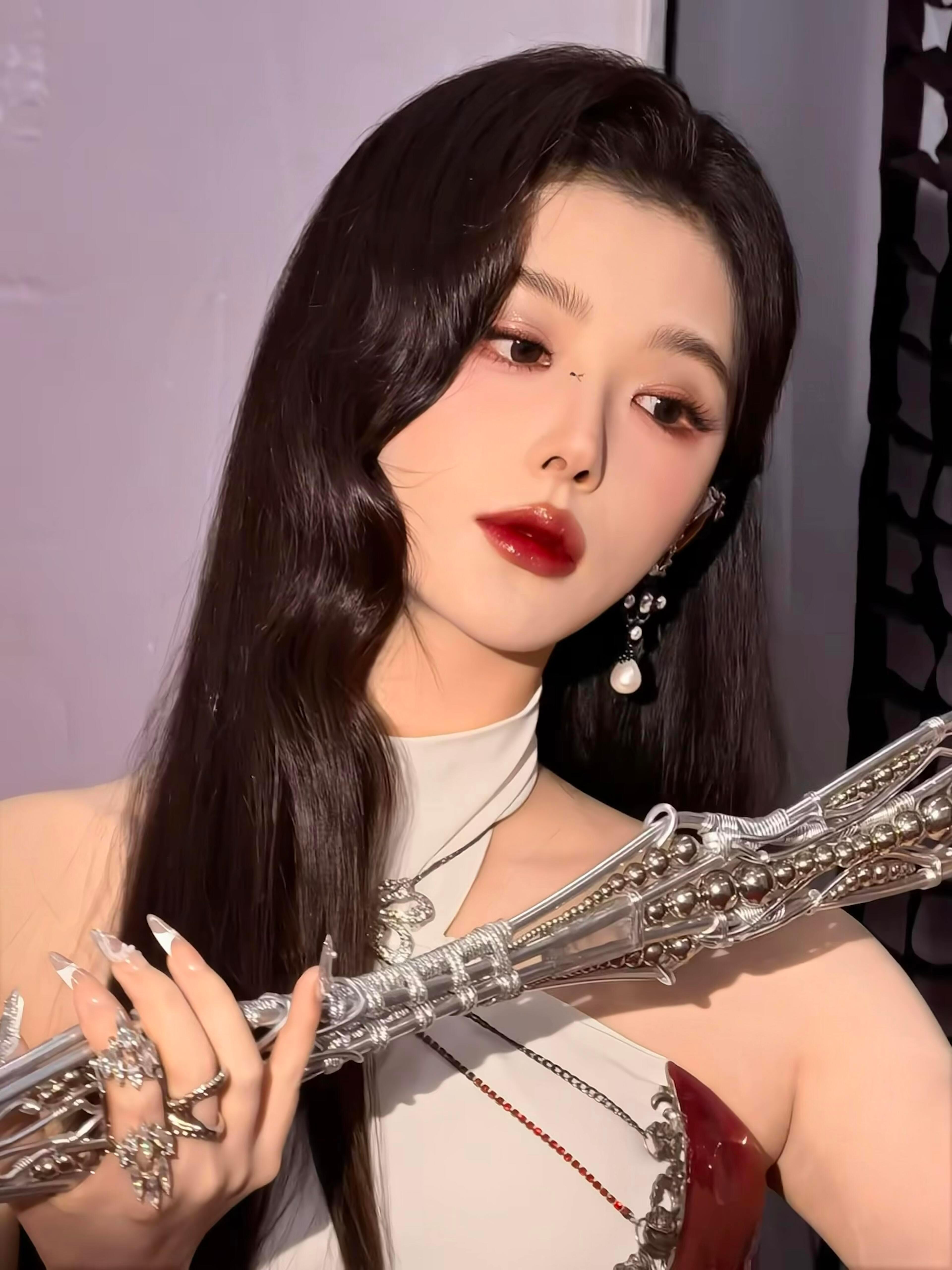 孔雪儿电子蝴蝶孔雪儿蝶塑 谁懂啊！这个妆造直接把赛博朋克和仙气揉一起了，孔雪儿是