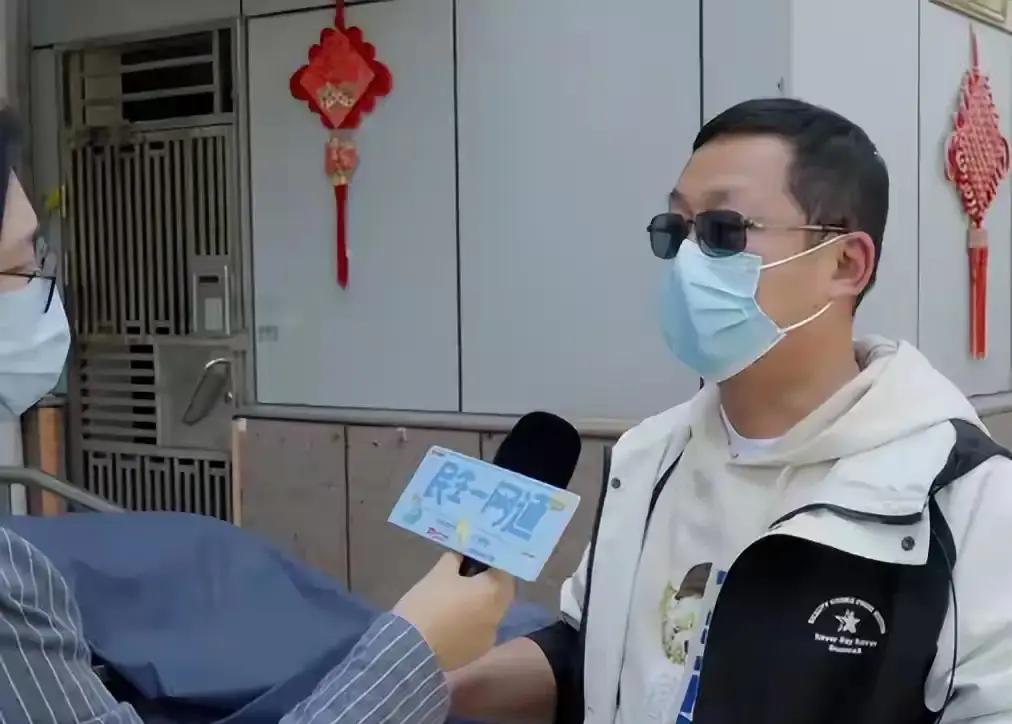 太病态了！5月10日新闻坊报道，上海，一名72岁的老伯，竟在凌晨3点从自家阳台翻