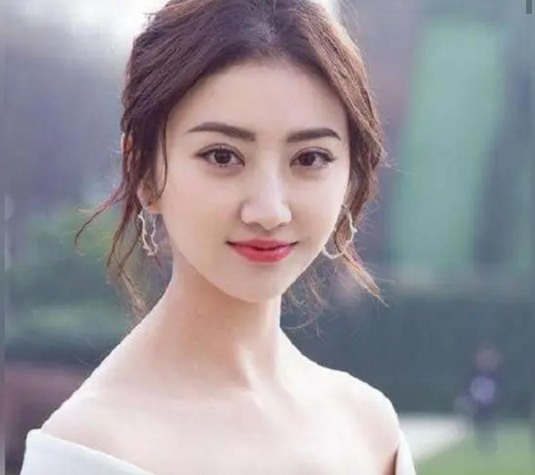 韩寒早就吐槽：要照顾出品人的女人！景甜野史早就为今天埋下伏笔
娱乐
