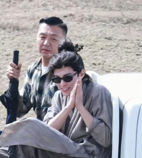 王鹤棣今天上班还开开心心的 ​王鹤棣今日在片场路透，看起来心情还挺好的 ​​​