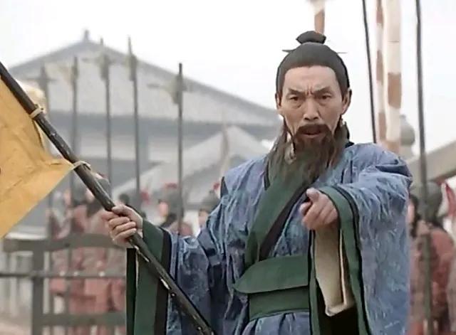 孙武受吴王阖闾的重任负责操演阵法，吴王的宠姬嬉笑打闹不听号令，旁人都在看笑话，评