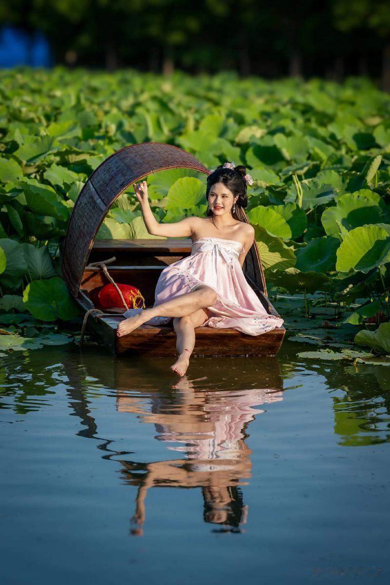上联：夏日荷花香满池
下联：秋晨桂子韵盈院
友友们，你也来对个下联，你的下联更精