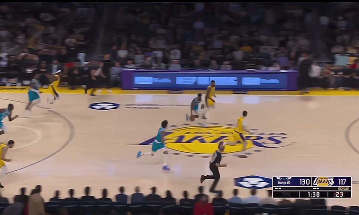 斯玛特在采访时强调场上的球员应该及时回防，这是在点谁的名字？其他球迷更多地认为说