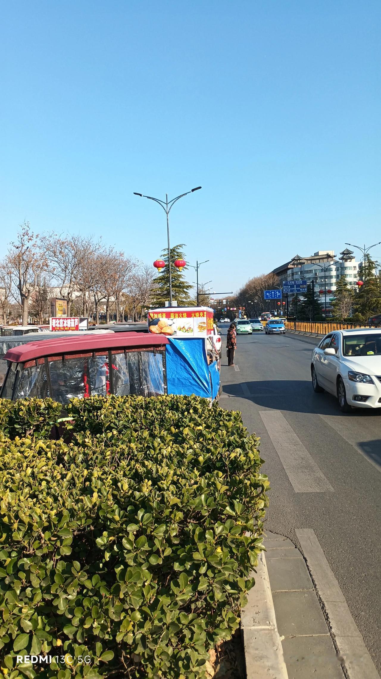 这条路位置在开封市城东，东西走向，路北边就是汴京公园，这是在公园大门前往东拍摄，