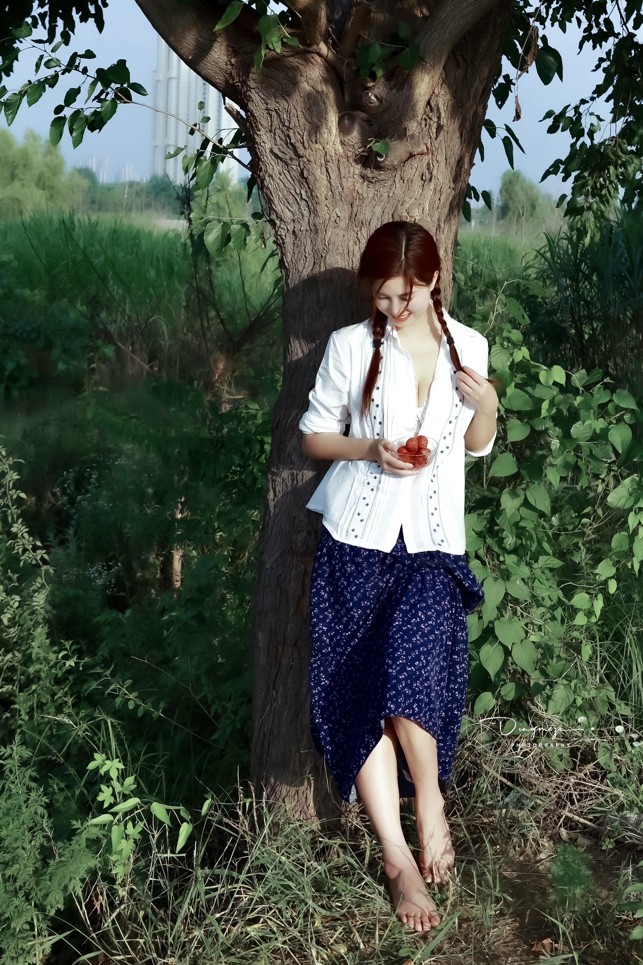 树荫下，藏了整个盛夏🌳。《县城文学户外写真》 荔枝味的夏天，乡野少女...