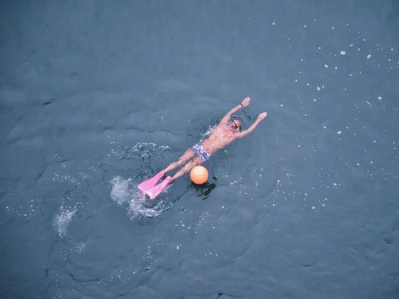 游泳爱好者逼近货船 船主咆哮驱离 11月1日广东惠州那事儿可太惊险了。多名游泳爱