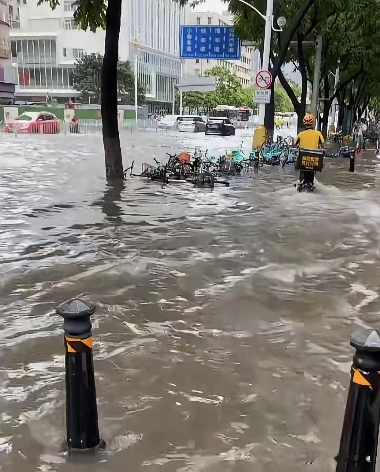 广州这场大雨，又把“落雨大，水浸街”的老话给浇活了。
 
东风东路能淹到没过小腿