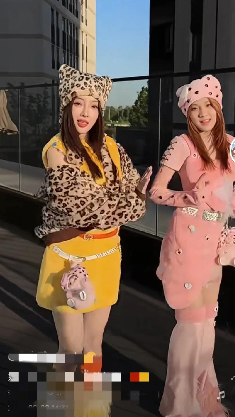 小璐43岁了，依然少女感十足，太年轻了，她的样子一直都是18岁的模样，跟女儿甜馨