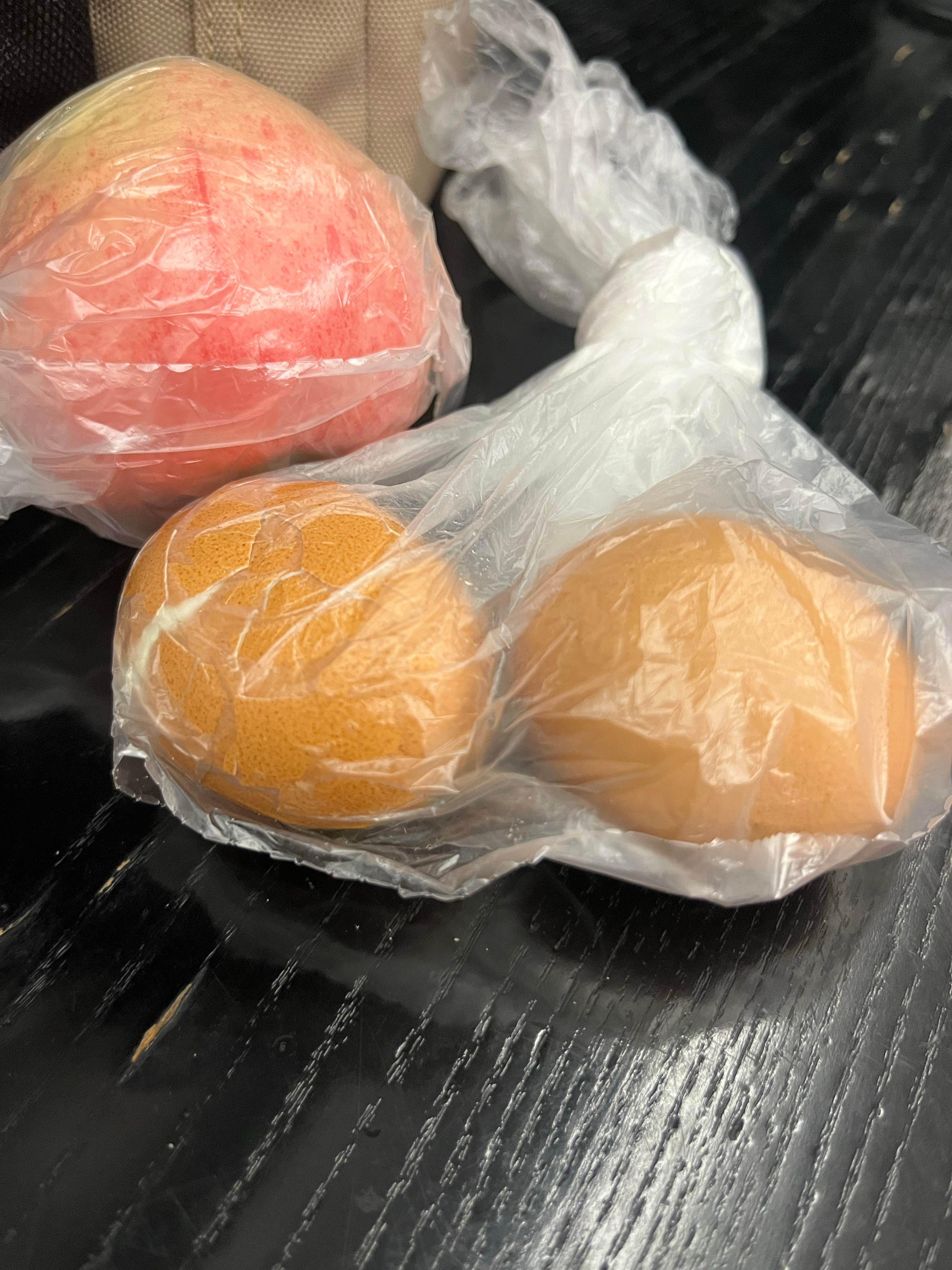 茶叶蛋vs白煮蛋吃白煮蛋，我喜欢用筷子捣几个眼儿，再往里灌一些醋，这样挺好吃。当