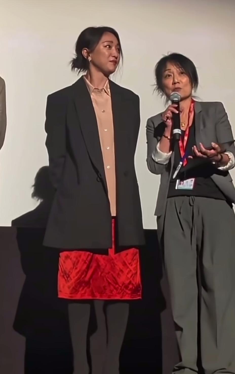 跟旁边的人一对比，周迅个子也挺高的。