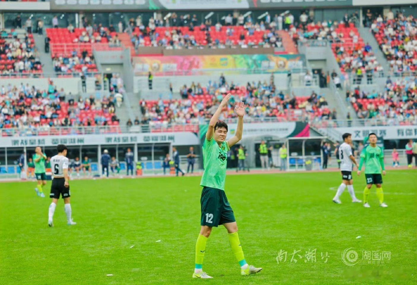 【湖州女婿为湖征战吴越杯】湖州女婿为爱踢球从职业赛场到校园球场，从苏州到湖州，他