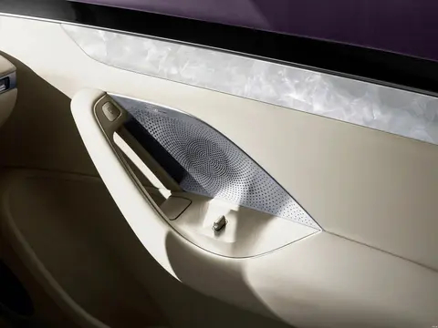 喜欢这种醒目的紧急解锁手柄图一是智界，图二是新阿维塔放在储物槽旁边的那种真不太醒