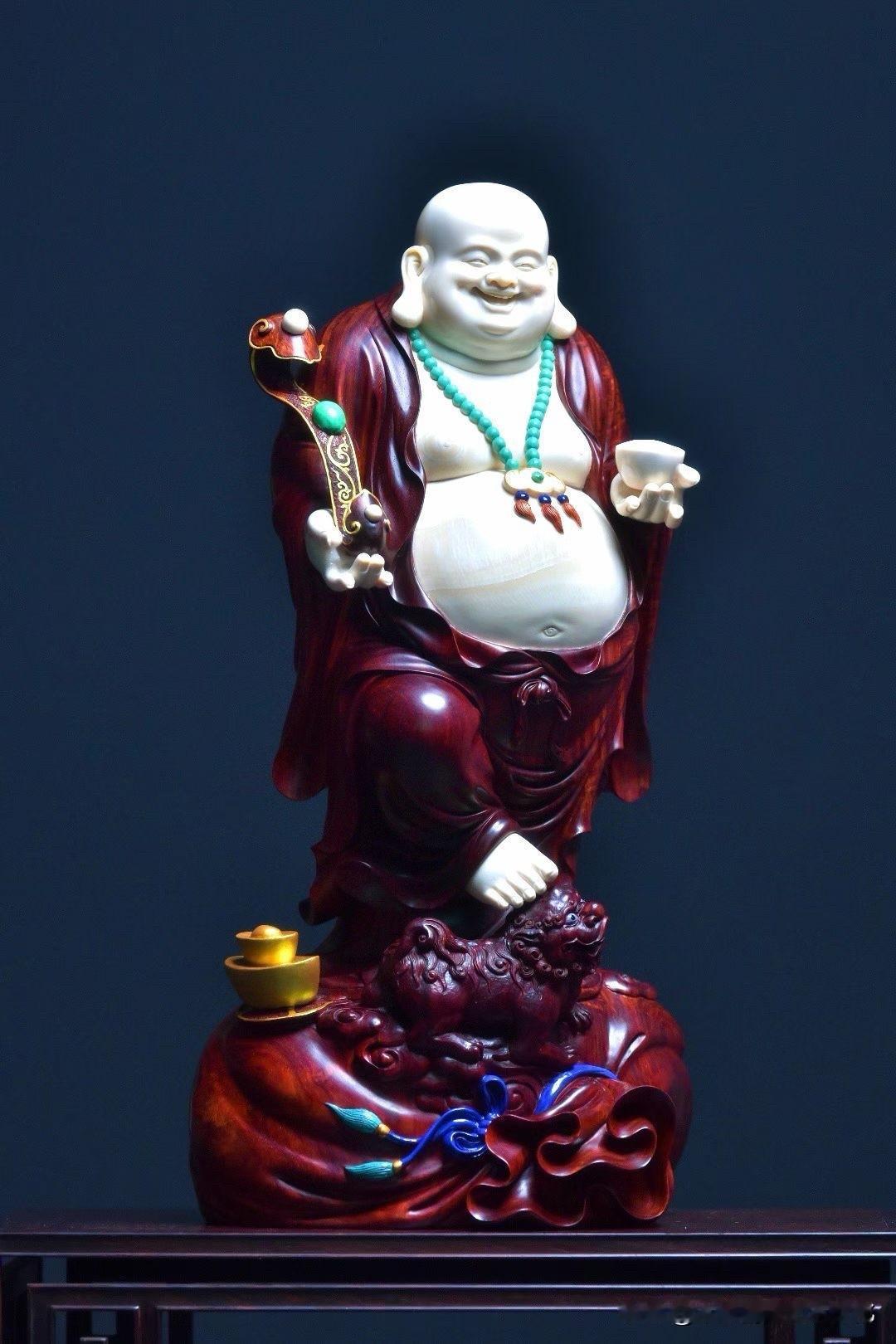 笑意入木，自在成趣。

弥勒坦胸露腹，满面含笑，眉眼之间真诚而自然。手托如意、持