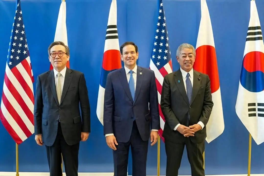 近日，美国国务卿、日本外相和韩国外长发表了一份针对中国的声明，声明强调维护台海和