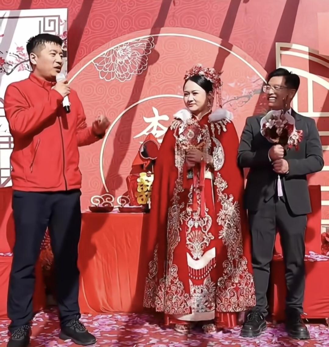 中间这位穿新中式礼服的女孩估计比张雪峰老师的爱人和孩子还要难过。
她是张雪峰老师