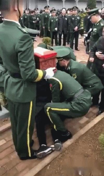 请不要吝啬您的双手，为英雄点赞！
生在和平年代，却为守护和平献出生命。
这是当之