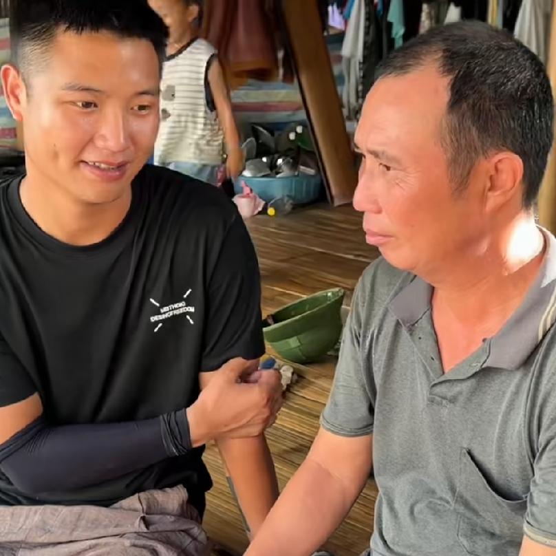 小潘和秋秋在越南给小叔盖房子，昨天小叔带着儿子找到了小潘和小秋，跟他们商量，让儿
