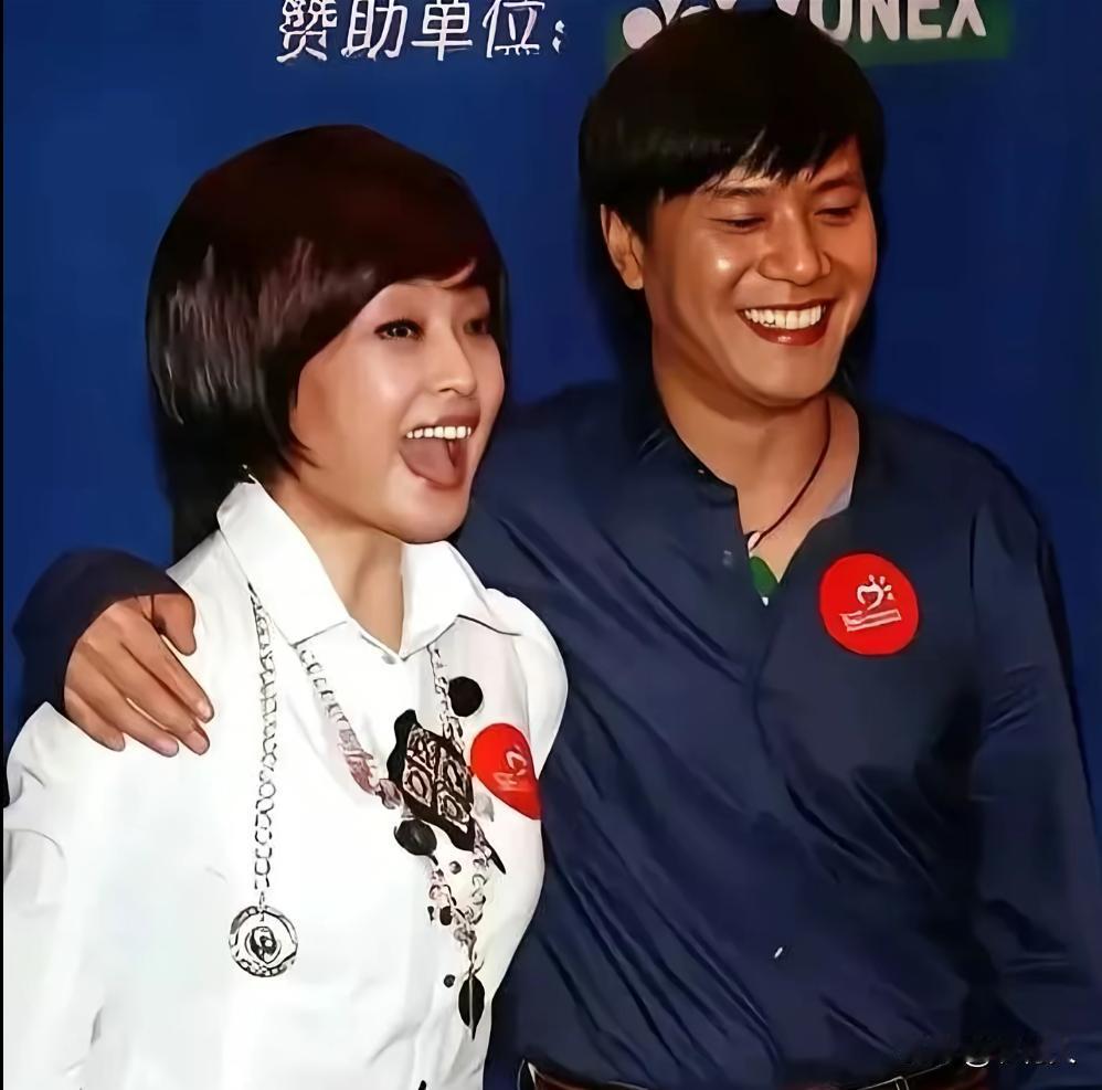 2001年，刘晓庆与男友阿峰的一张合影。阿峰高大帅气，两人感情也是无疾而终。