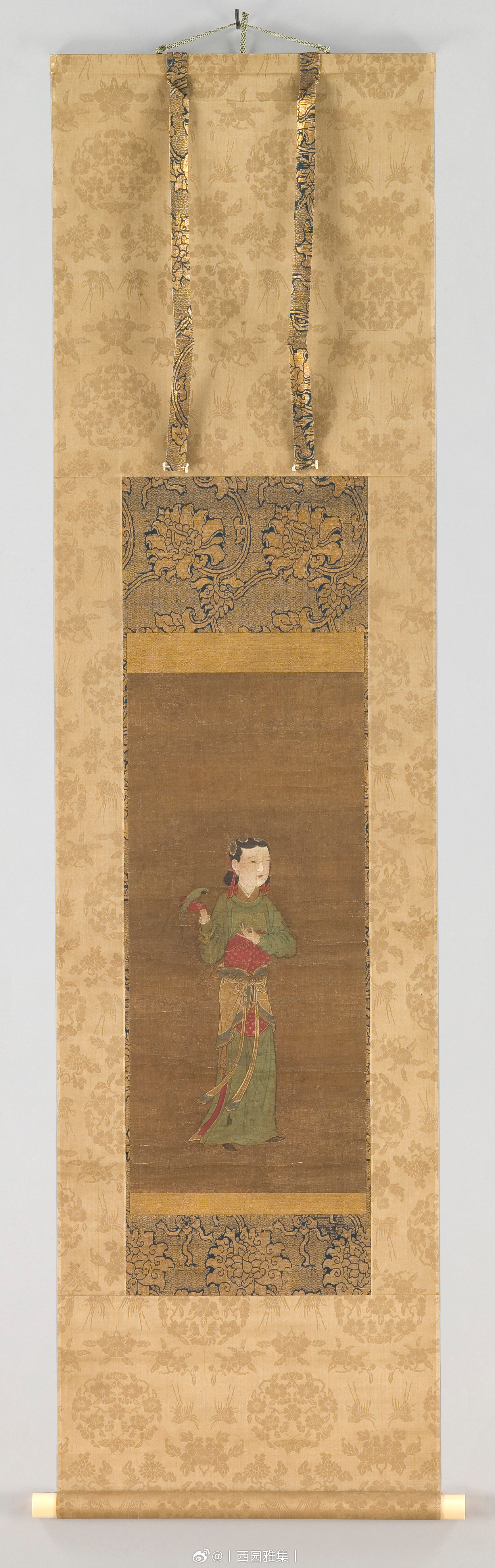 明 佚名 鹦鹉仕女图 绢本 立轴 设色 此幅画宫女调鹦，设色浓艳，面部用三白法，