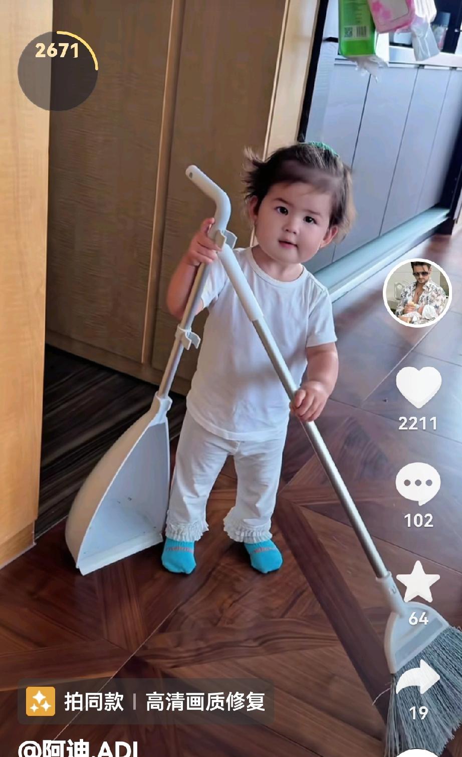 阿迪游山玩水，小凯莉幼儿园和小朋友嬉笑，回家帮妈妈做家务，盈公主不停的直播带货，