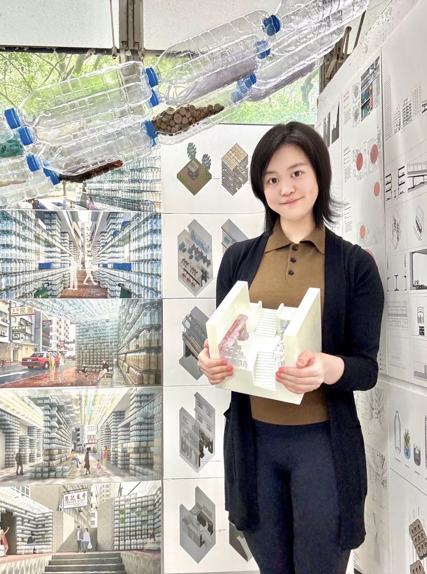 刘銮雄23岁女儿硕士毕业在即，晒捧着建筑模型在个人作品展前的合照，换了发型越发知
