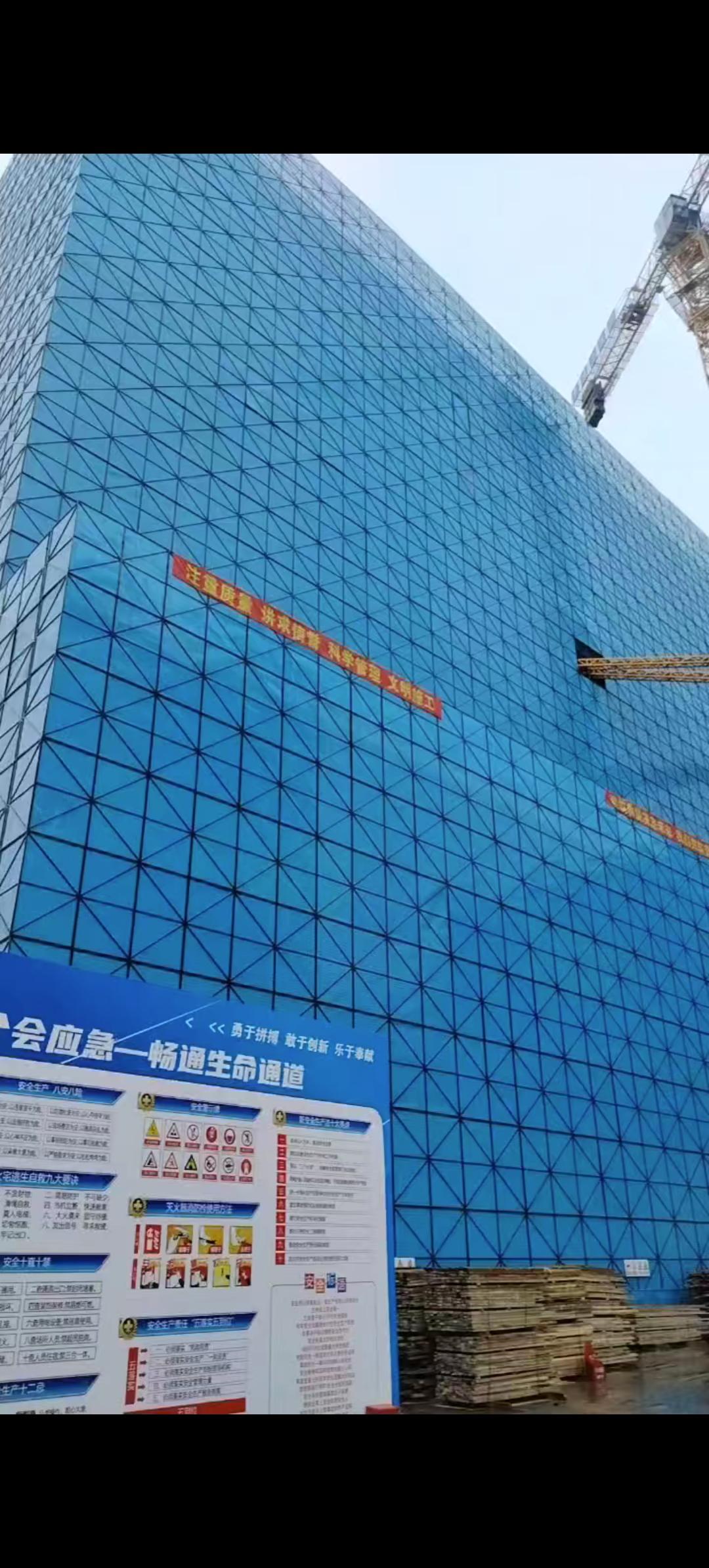  国内每月一万，泰国两万，50岁工程人怎么选？

我今年50岁，有二建和注安两证