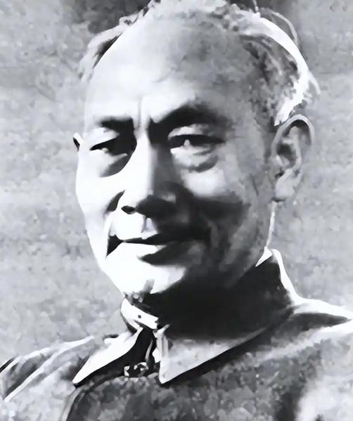 1934年10月7日，一个乞丐冲到中央苏区驻地，对着持枪的卫兵说了一句话："我要
