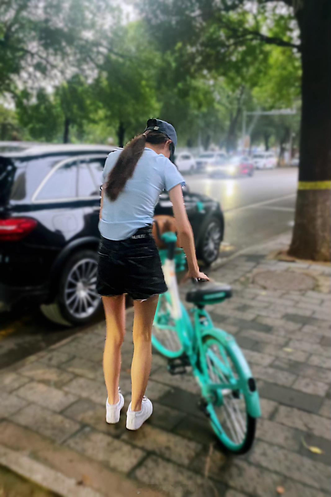 打工少女下班途中突遇暴雨，老父亲撑伞矗立路边苦苦等待。这么感人的场景居然让我赶上
