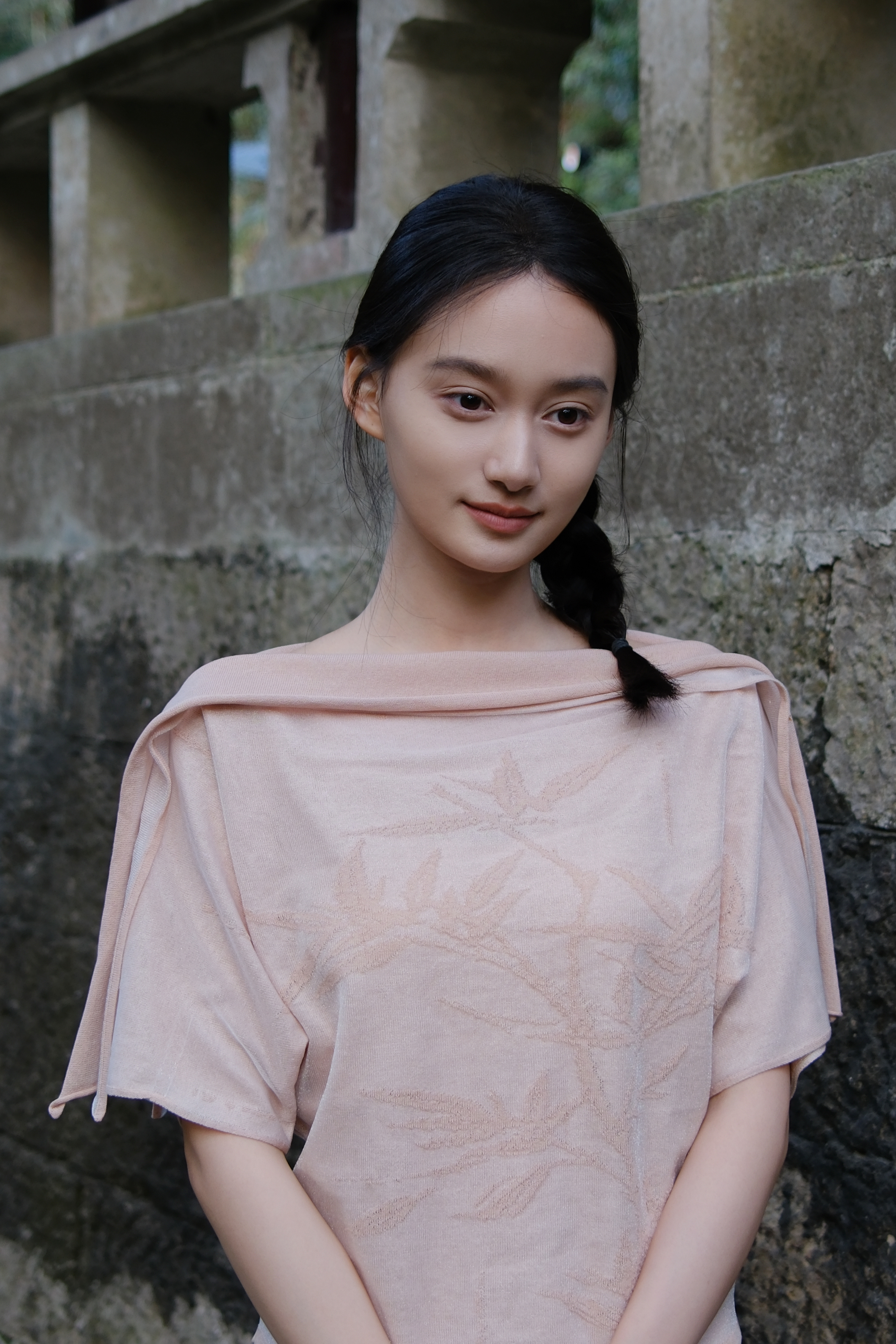都市情感伦理剧《玫瑰之饵》总导演：滕华涛领衔主演：夏梦、朱嘉琦【剧情介绍】张梦初