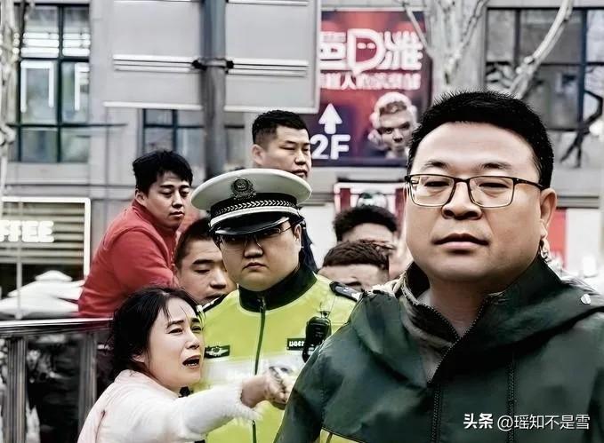 这一幕简直太有故事感了！
戴眼镜的男司机毅然转身，无视身后女司机的“告状”，他没