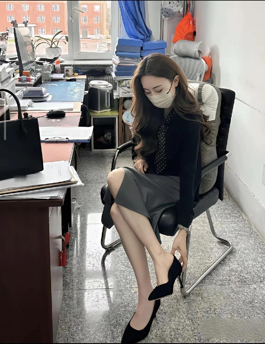 语文老师坐我隔壁，我是数学老师。