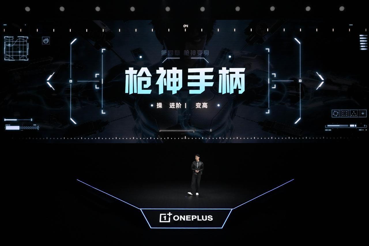一加还带来了射击游戏玩家的终极梦想设备、第一台手游掌机——「一加枪神游戏手柄」，