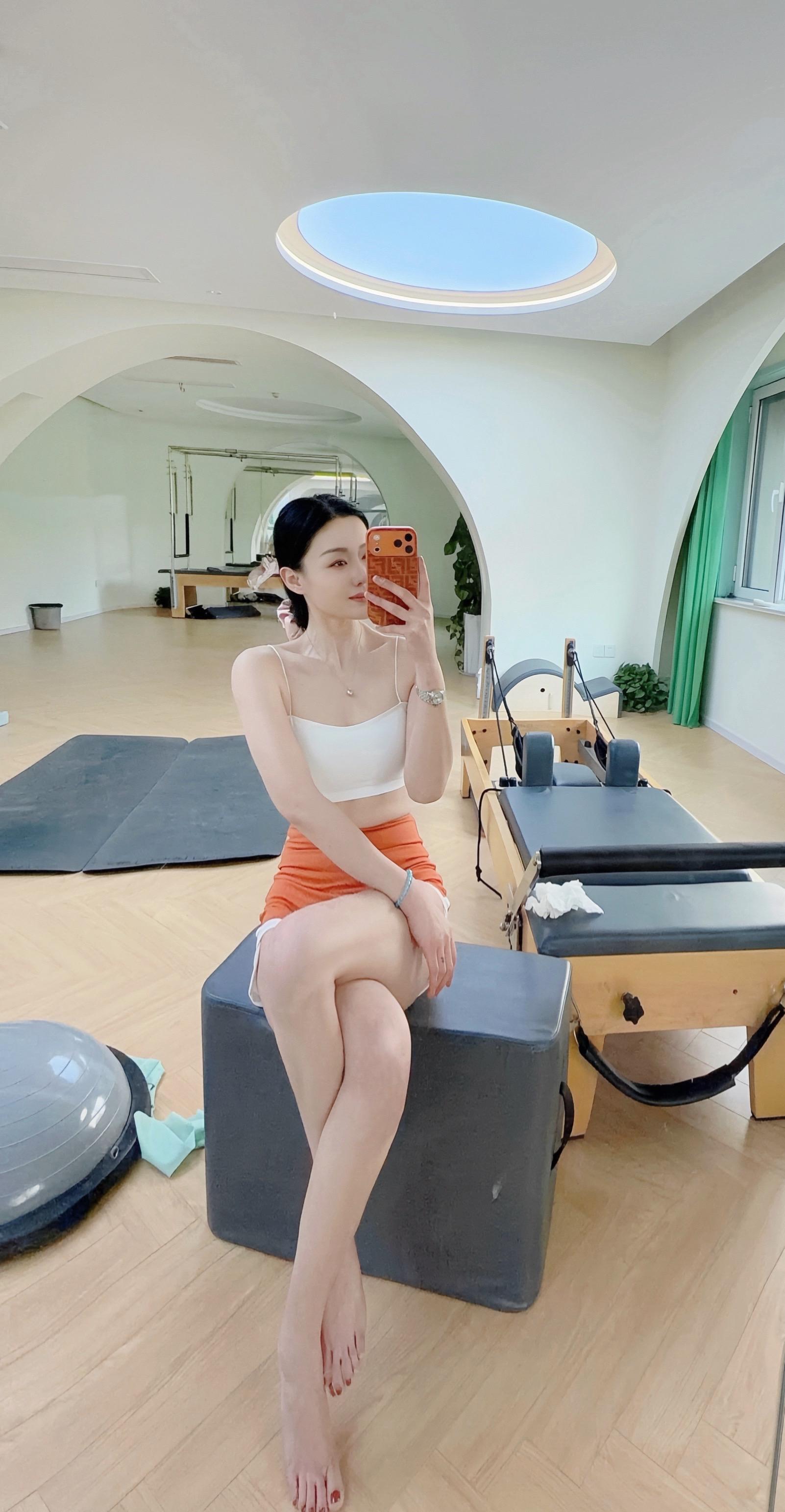 做一个完美精致的女人，永远不要让自己停止美好，学会投资自己，有副好身材...