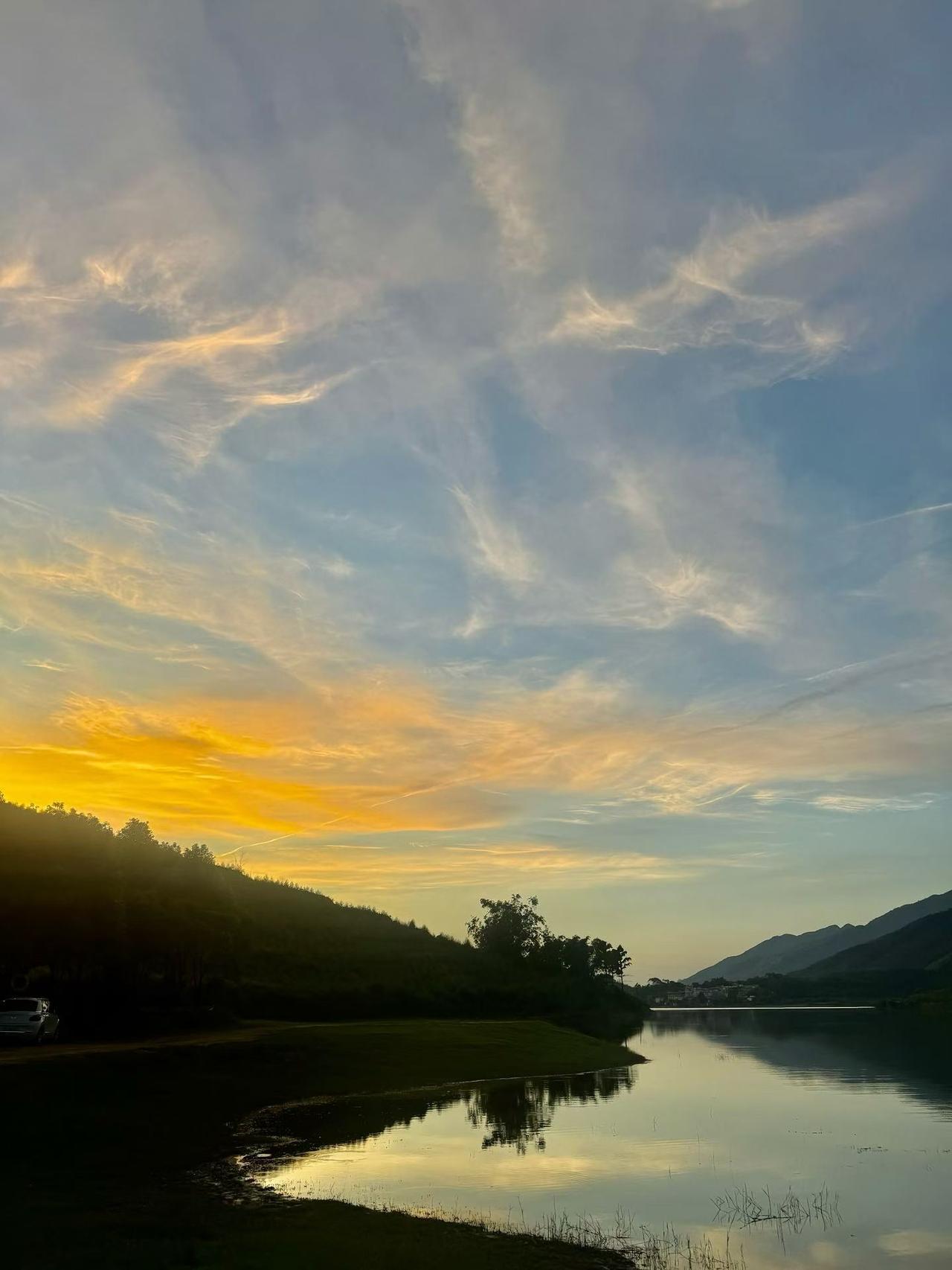 分享一张最美风景照早安～今天天气超棒的，阳光透过云层洒下来，湖面波光粼粼，山边的