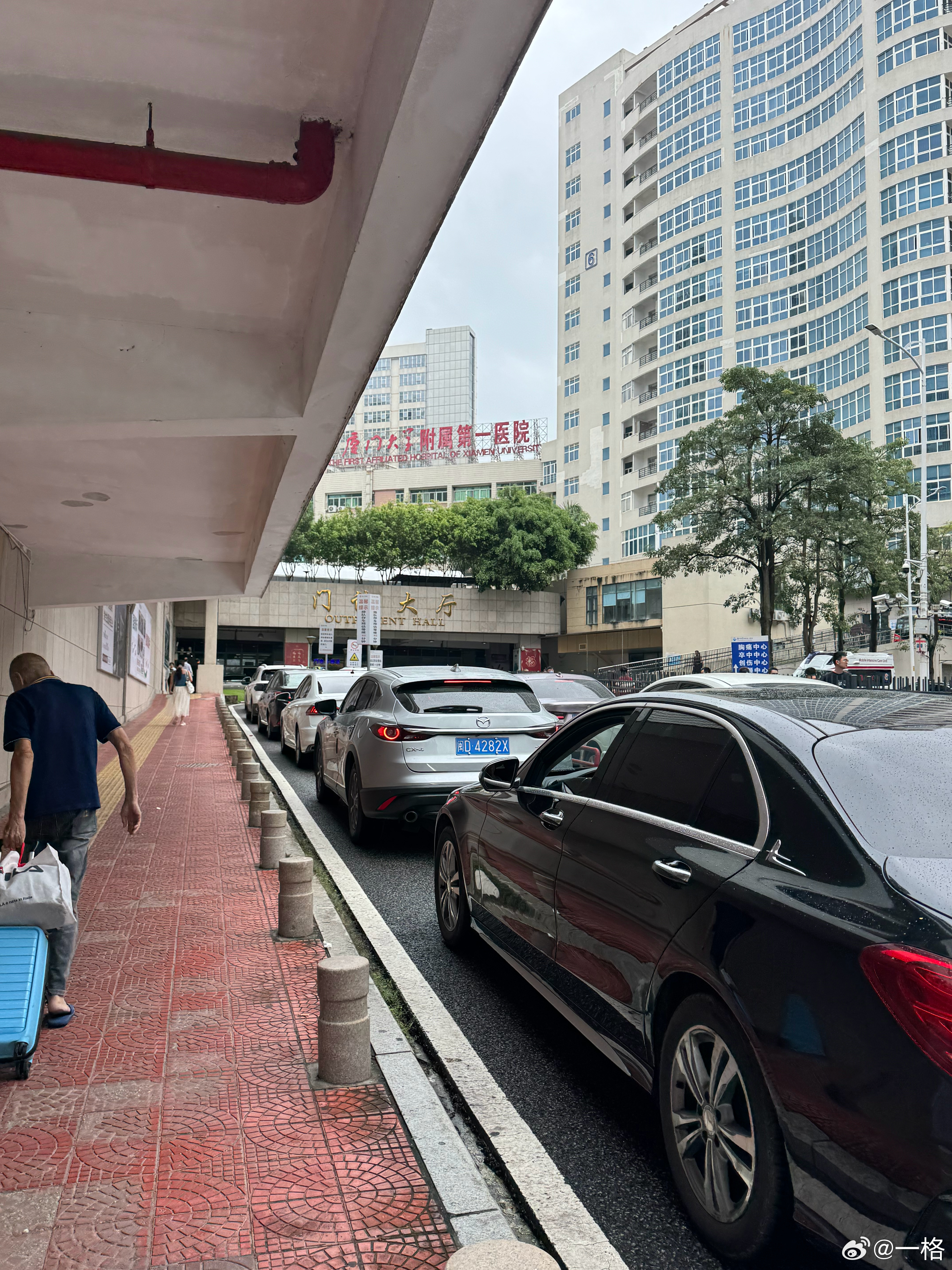还好把车停在中华城，第一医院这边堵的不行。来检查下嗓子，家里人说听我去年就一直断