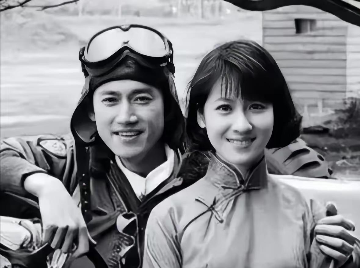 22岁飞行员撞机殉国，女友穿旗袍投江相随，这才是刻在骨血里的家国与爱情
 
19