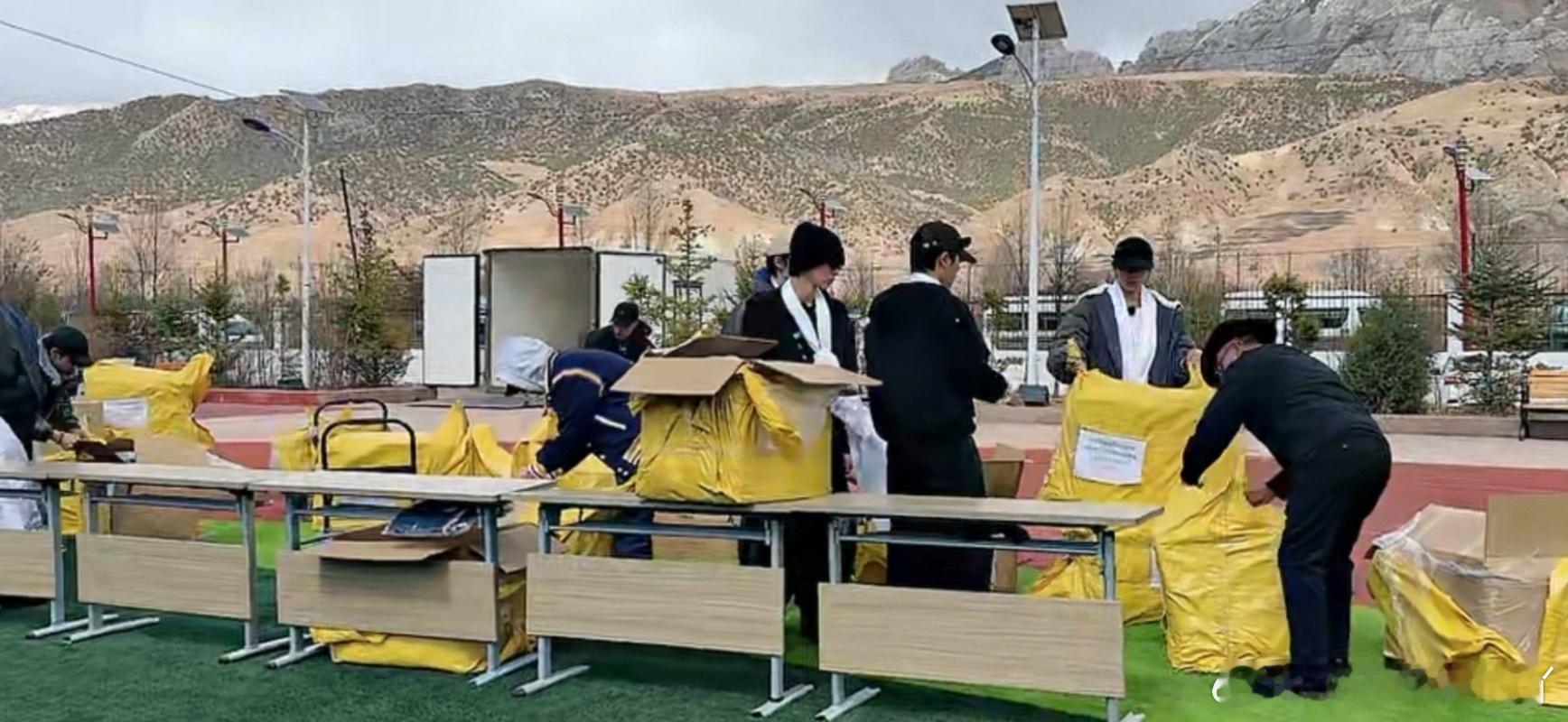 十个勤天送校服 十个勤天又一次让我感受到了什么叫言出必行，重返囊谦的他们依旧是那