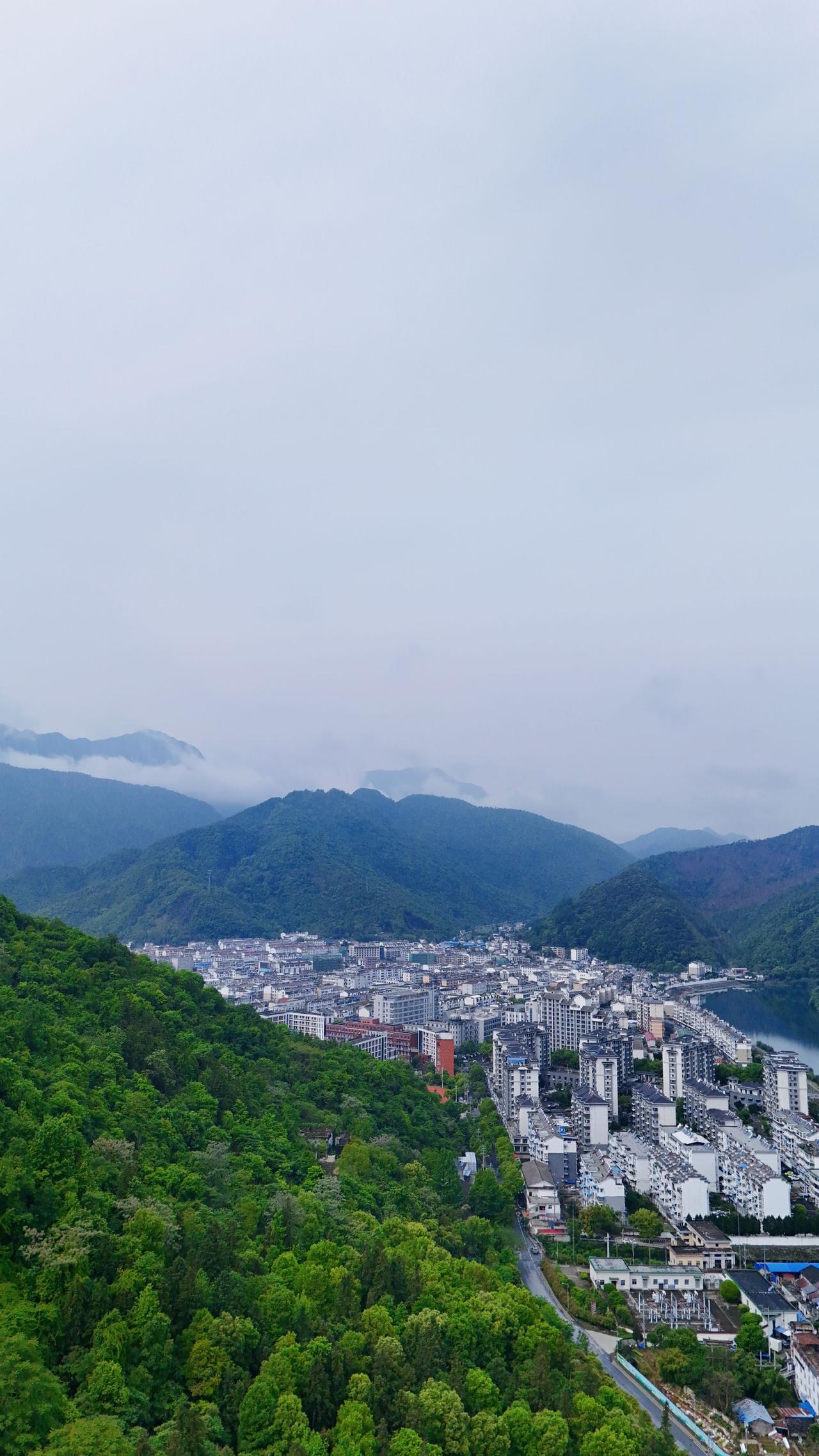有个雨花台中学的小姑娘，我们从高一一直带她到高三。这孩子很努力，家长也特别上心。