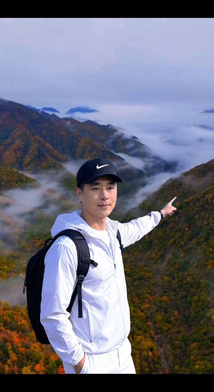 。秋之韵里的山林雾境 云海里的秋天 云雾秋山 山顶观景视角 金秋云海 ，一首，罕