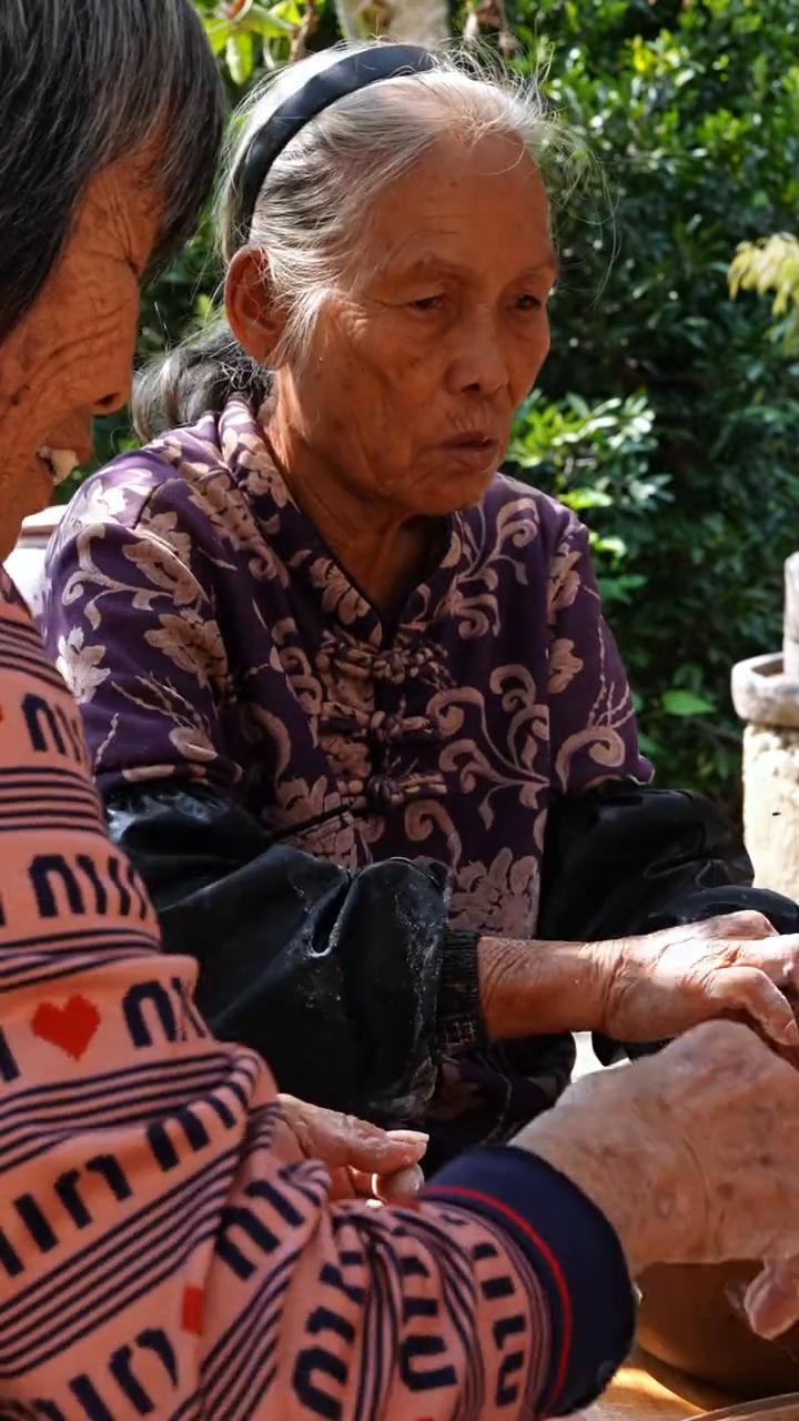 木鳖果。
·要里面的果肉，相机给糖果吃。打烂相机，把果肉分离。
·炒好饭捏好，煮