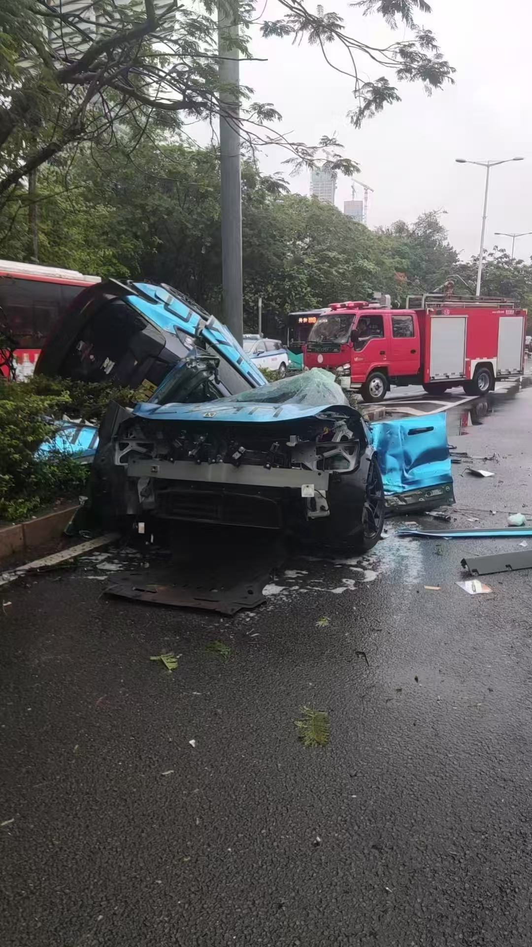 这是经历了什么撞击？驾驶员没事这个确定了 ​​​