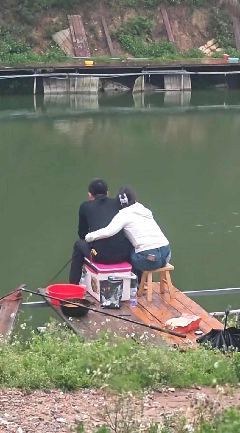 《女人，千万别把“暧昧”当真爱，那是在透支你的余生》
 
一、别傻了，暧昧的糖，