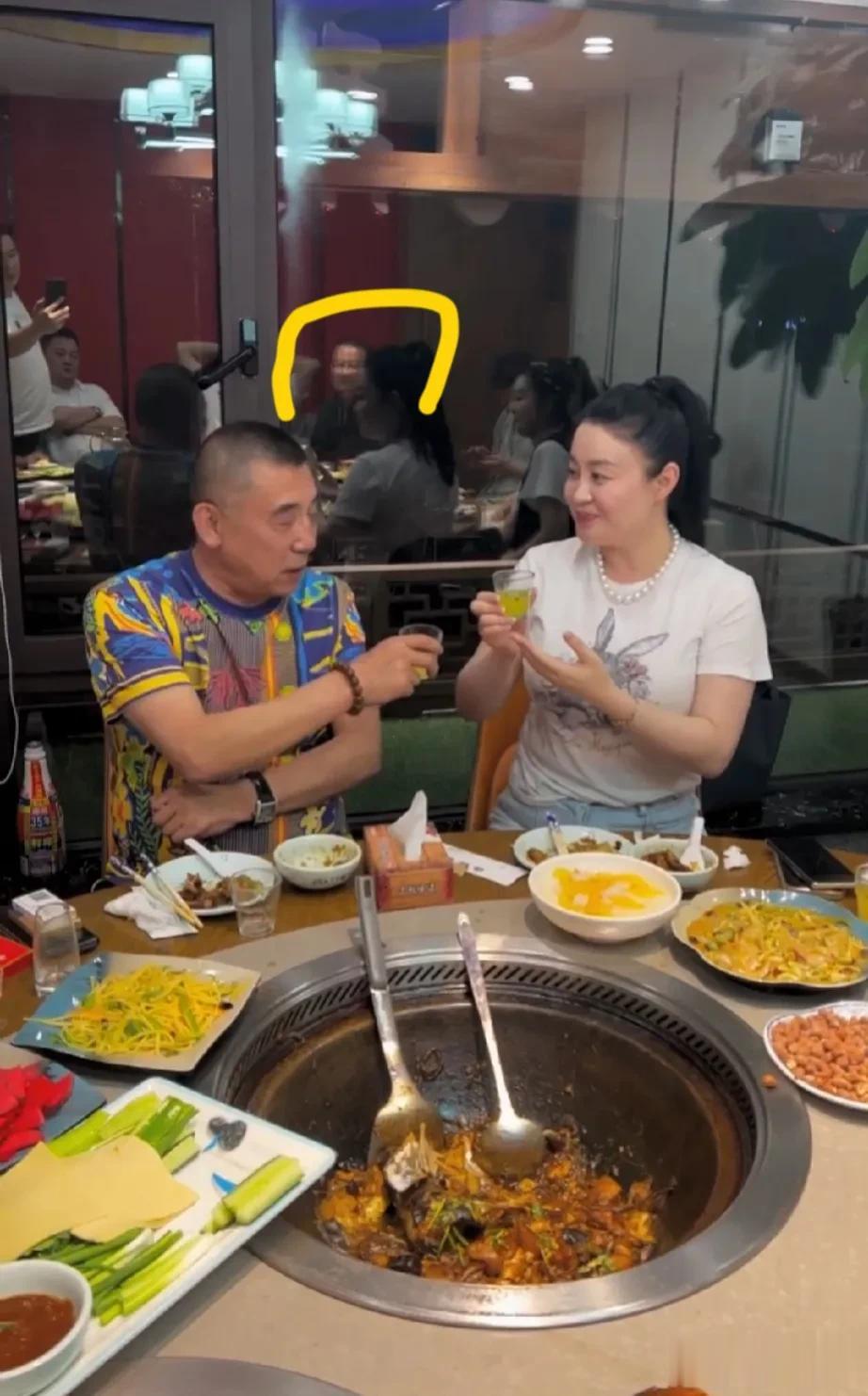 不仅当众搂搂抱抱，谢广坤又把杨小燕引荐到长春二人转圈大佬徐大爷身边，称她久仰徐大